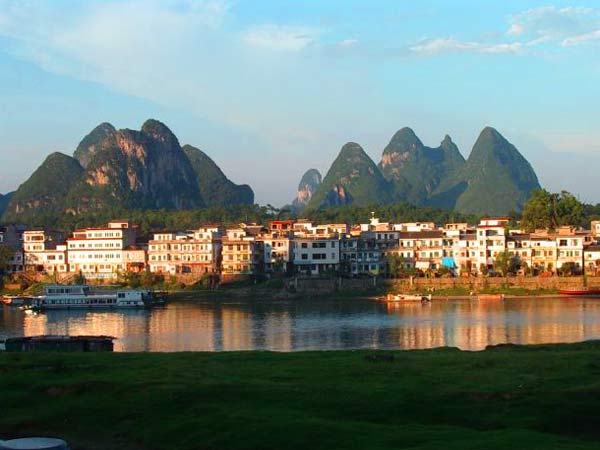 Horizontální pohled na Yangshuo s pozadím hor